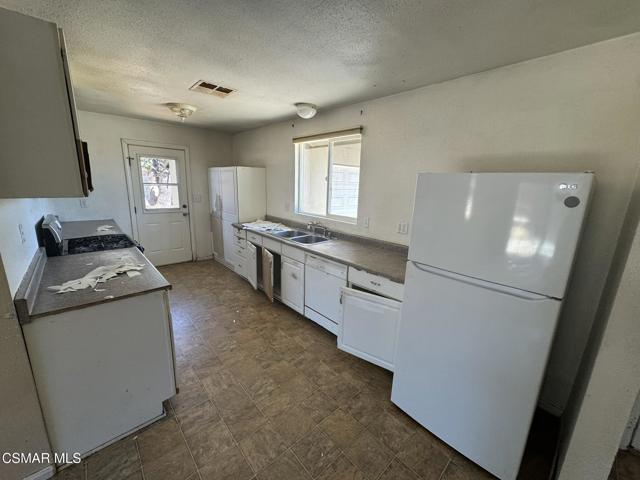 1749 Wilton Street, Simi Valley CA: https://media.crmls.org/mediaz/1b9288dd-26ee-4c98-82c4-23a11d848a5b.jpg