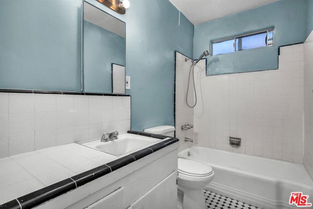 1050 N Laurel Avenue, West Hollywood CA: https://media.crmls.org/mediaz/1b92a458-380d-45a8-b3bb-f93c5b0530b0.jpg