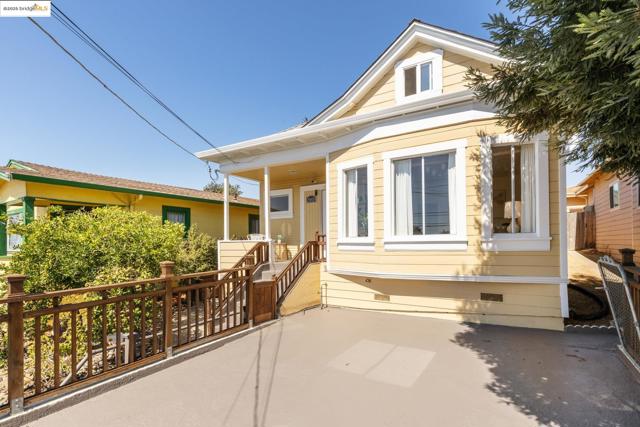 2005 36th Avenue, Oakland CA: https://media.crmls.org/mediaz/1b931ad2-07be-438c-b5e6-3a95222798a8.jpg