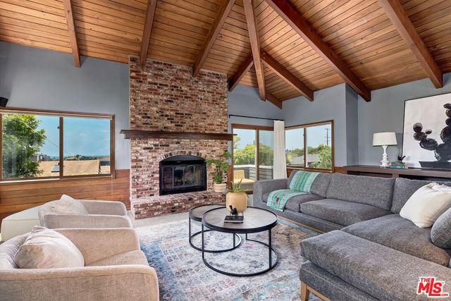 3201 Maplewood Avenue, Los Angeles CA: https://media.crmls.org/mediaz/1b935c96-f7cc-4efb-ae27-5e17470b33f4.jpg