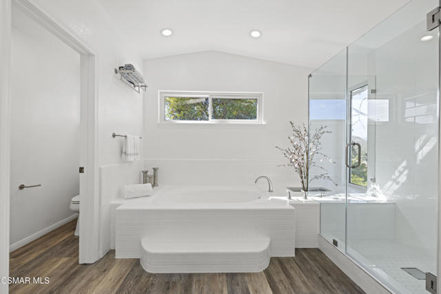 287 Golden Fern Court, Simi Valley CA: https://media.crmls.org/mediaz/1b940bed-06cf-4e73-920d-0468aa4736d9.jpg