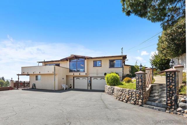 4816 Redondo Dr, La Mesa CA: https://media.crmls.org/mediaz/1b95375a-0b6a-4449-bf04-3f9f91827f38.jpg