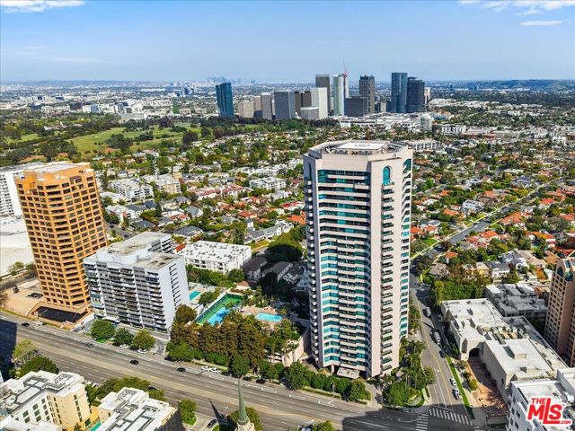 10490 Wilshire Boulevard, Los Angeles CA: https://media.crmls.org/mediaz/1b9557c9-c4a9-41b7-9279-0eb51bf4fea9.jpg