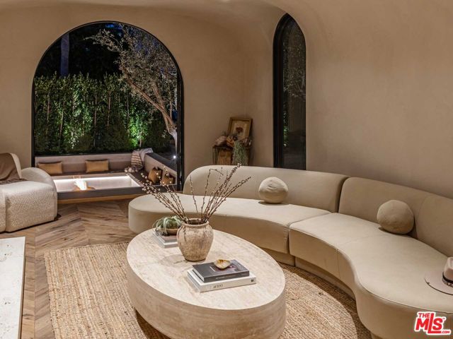 309 N Arden Boulevard, Los Angeles CA: https://media.crmls.org/mediaz/1b95596a-8228-44d0-b031-dec5cccfdedd.jpg