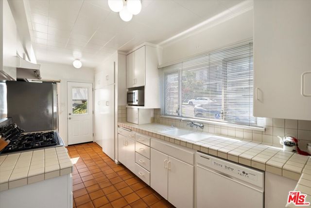 1903 Holmby Avenue, Los Angeles CA: https://media.crmls.org/mediaz/1b9698e8-e880-43cb-b5ba-4e0a6ca61bc3.jpg