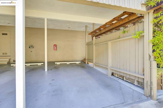 14 Janet Way, Tiburon CA: https://media.crmls.org/mediaz/1b96fe12-98bf-4203-bafd-70cac51e4c50.jpg