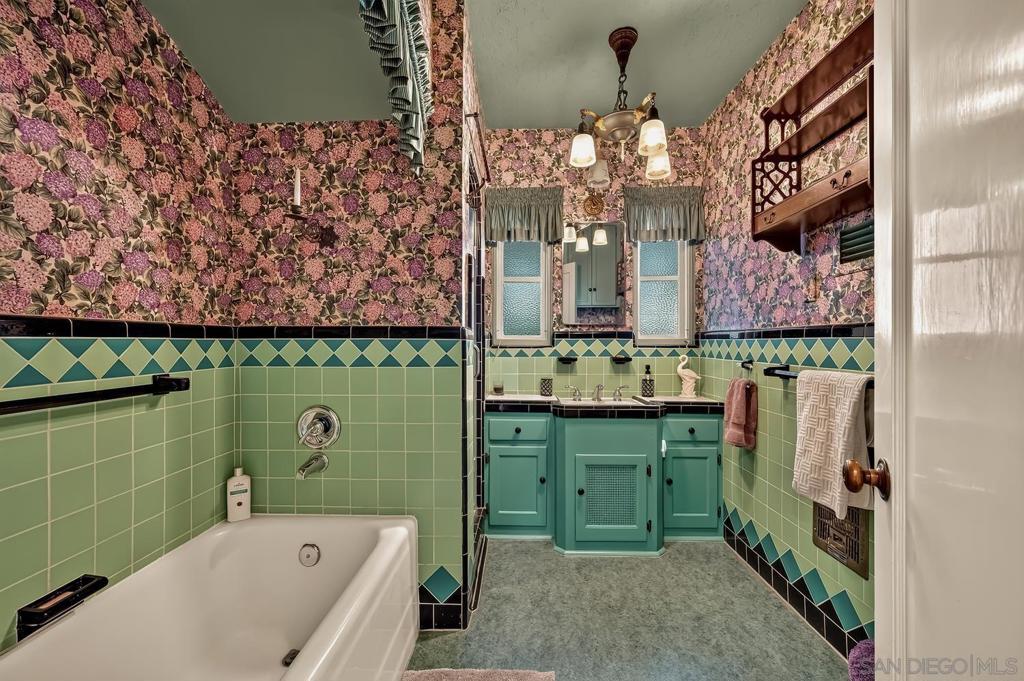https://media.crmls.org/mediaz/1b9707ac-3558-415d-9456-68f773432b64.jpg?preset=X-Large