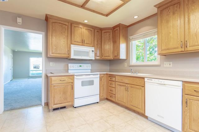 14510 Locust St, San Leandro CA: https://media.crmls.org/mediaz/1b9769ac-11d1-4ff2-b064-a44e70eea51c.jpg