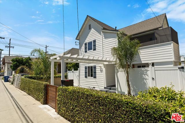 584 W 10th Street, San Pedro CA: https://media.crmls.org/mediaz/1b989f8f-cd9c-4cad-86b3-a57572a916f8.jpg