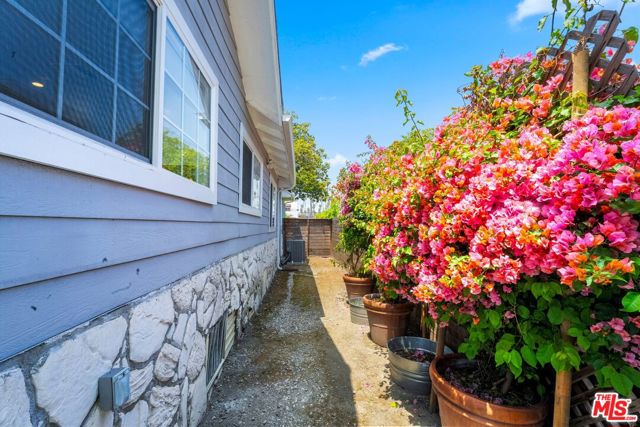 4622 7th Avenue, Los Angeles, California 90043, 2 Bedrooms Bedrooms, ,2 BathroomsBathrooms,Single Family Residence,For Sale,7th,24402557