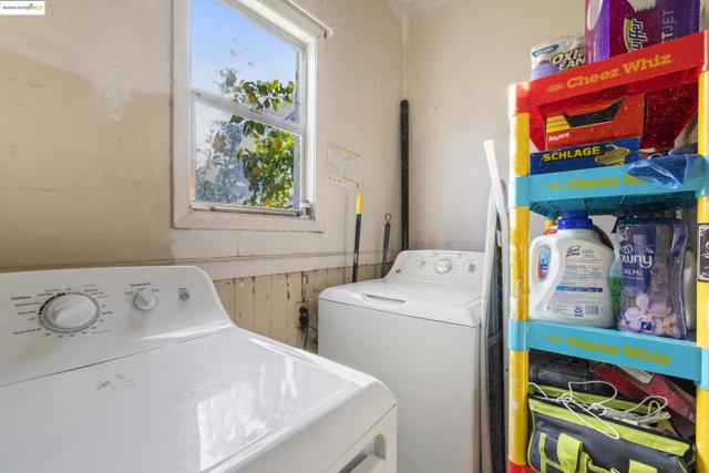 553 34Th St, Oakland CA: https://media.crmls.org/mediaz/1b98cfa3-2c25-4c4a-8906-96e660772523.jpg