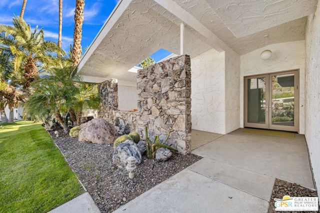2420 Paseo Del Rey, Palm Springs CA: https://media.crmls.org/mediaz/1b9a3a0b-7153-4066-87a8-b5343780586d.jpg