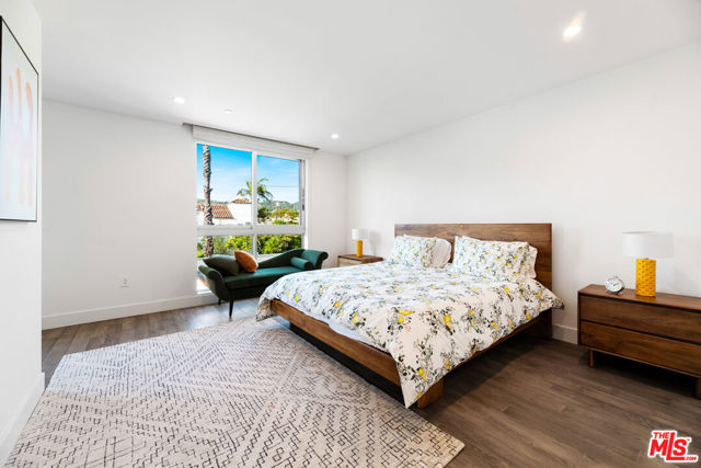 728 N Sweetzer Avenue, West Hollywood CA: https://media.crmls.org/mediaz/1b9a3c92-ee0d-4f84-b57f-a2daa870269b.jpg
