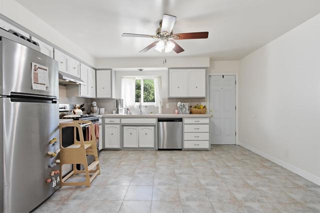 1654 LINWOOD ST, San Diego CA: https://media.crmls.org/mediaz/1b9a70bb-7bab-4544-a65a-440c7eba5d46.jpg