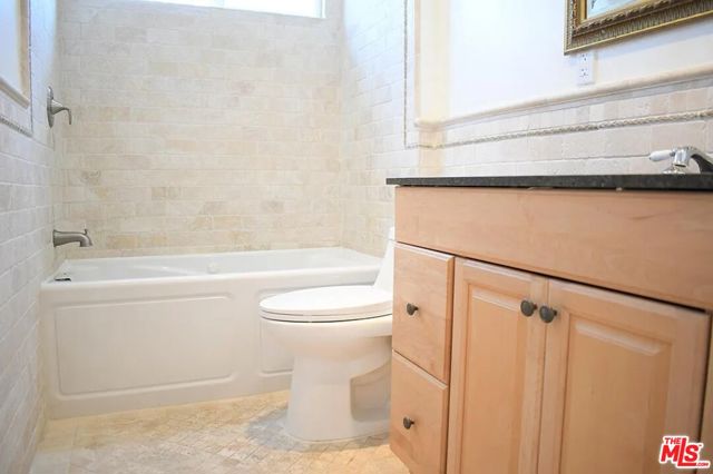 1119 22nd Street, Santa Monica CA: https://media.crmls.org/mediaz/1b9aaeef-95fd-4f7c-bb18-527e0476dd87.jpg