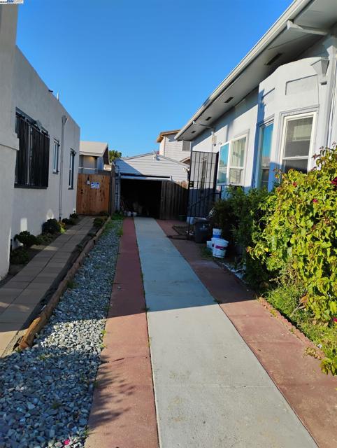 2621 66th Avenue, Oakland CA: https://media.crmls.org/mediaz/1b9c4ebe-791f-463b-b294-27c4189183fa.jpg