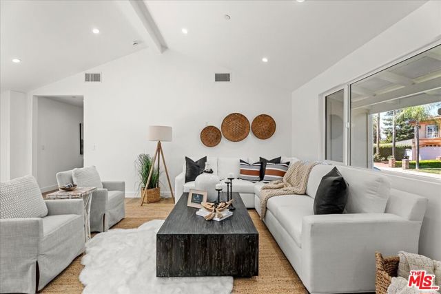 7901 Winsford Avenue, Los Angeles CA: https://media.crmls.org/mediaz/1b9c8465-75f9-4343-9947-d62e7bddb810.jpg