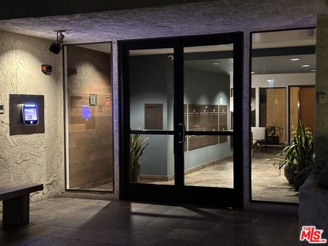 8400 De Longpre Avenue, West Hollywood CA: https://media.crmls.org/mediaz/1b9cedb5-e7f4-4326-b38c-dd49f43fa86e.jpg