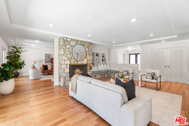 5210 S Corning Avenue, Los Angeles CA: https://media.crmls.org/mediaz/1b9d573a-92ec-47a1-a805-f0179f7849cd.jpg