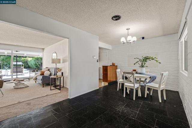 51 Bolla Ave, Alamo CA: https://media.crmls.org/mediaz/1b9df35c-8f4f-43cd-995b-8c6fdb5b582b.jpg