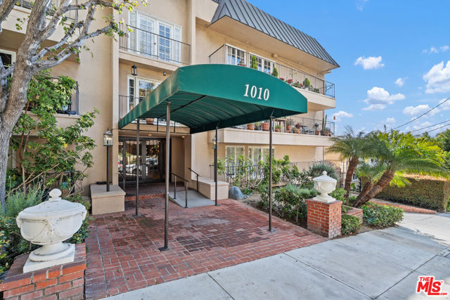 1010 Palm Avenue, West Hollywood CA: https://media.crmls.org/mediaz/1b9e6c9c-ec0f-42a5-8882-78bca76a36e6.jpg