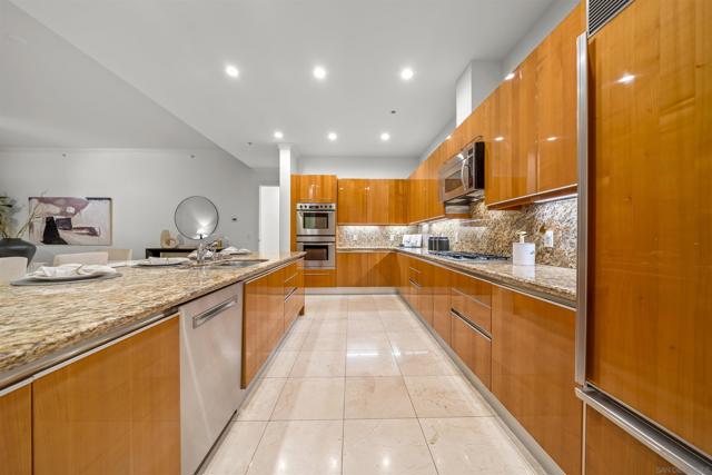 550 Front St, San Diego CA: https://media.crmls.org/mediaz/1b9e7da3-ceb4-42c4-abdb-4cd81d75435d.jpg