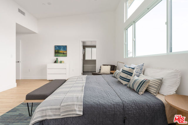 2514 Berkeley Avenue, Los Angeles CA: https://media.crmls.org/mediaz/1b9f4f2a-030c-4bcc-ab84-d6cbcac67143.jpg