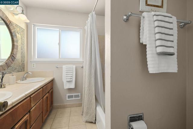 1020 Molad Ct, Concord CA: https://media.crmls.org/mediaz/1b9f6b61-bbf6-41d7-b968-7aafe7f64205.jpg