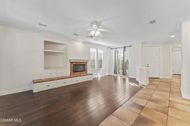 186 Parkside Drive, Simi Valley CA: https://media.crmls.org/mediaz/1b9fccc2-0388-4e63-bbb3-9de01c804853.jpg