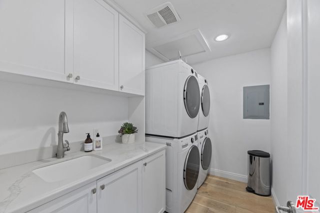 207 10th Street, Santa Monica CA: https://media.crmls.org/mediaz/1ba0adf2-5040-40cb-9e9b-f55180f16f66.jpg