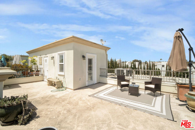11974 Mayfield Avenue, Los Angeles CA: https://media.crmls.org/mediaz/1ba11b82-a01f-46fd-baec-d1b3d0bfd038.jpg