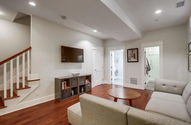 240 B Avenue, Coronado CA: https://media.crmls.org/mediaz/1ba258af-d633-4582-9b6b-662ea9b6e56e.jpg