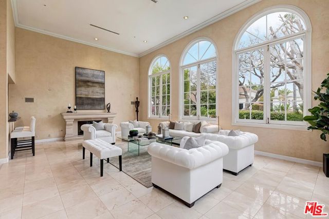 110 N Oakhurst Drive, Beverly Hills CA: https://media.crmls.org/mediaz/1ba2ad76-de21-42b1-a20a-9c7f2770ef3e.jpg