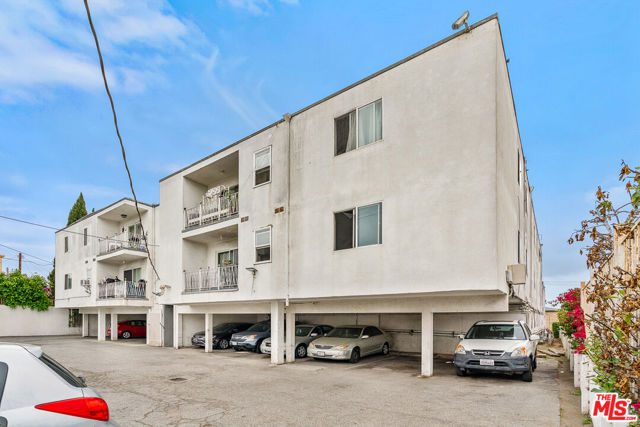 6812 11th Avenue, Los Angeles CA: https://media.crmls.org/mediaz/1ba31685-f745-42f6-91bf-38da28e00bca.jpg