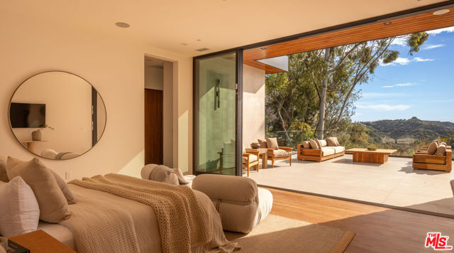 12752 Mulholland Drive, Beverly Hills CA: https://media.crmls.org/mediaz/1ba3e96e-2a18-4b2e-9f9c-89f2150a5b79.jpg