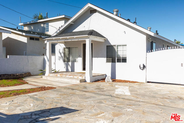 932 W Crestwood Street, San Pedro CA: https://media.crmls.org/mediaz/1ba69a84-19a3-4c4a-81c7-7ac8af584c21.jpg
