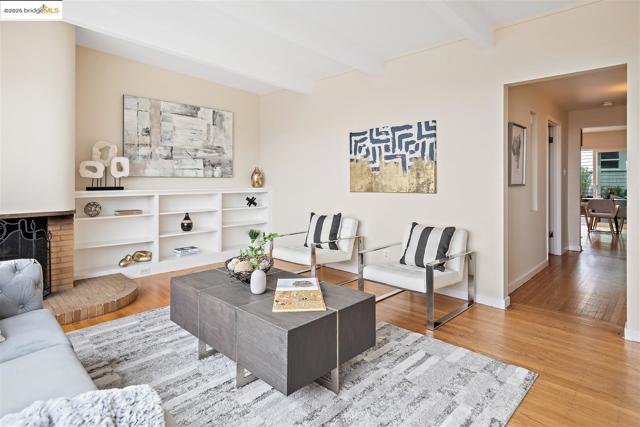 262 Byxbee St, San Francisco CA: https://media.crmls.org/mediaz/1ba6c1cc-2a74-4235-9009-d6dbf69114ee.jpg