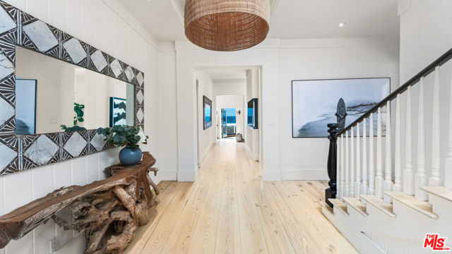 30718 Pacific Coast Highway, Malibu CA: https://media.crmls.org/mediaz/1ba7e4c4-2362-4126-bf4d-27bba7e5641e.jpg