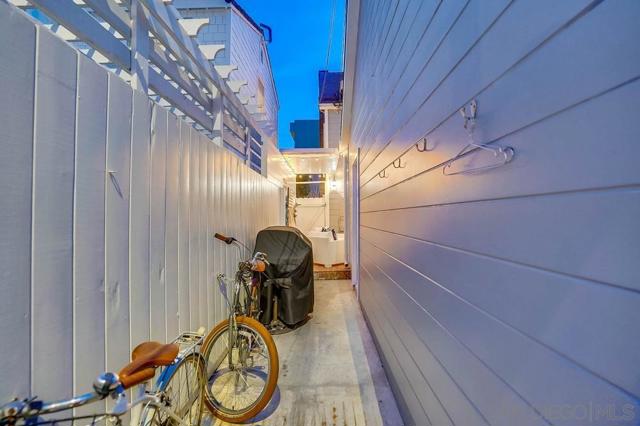 75 Corinthian Walk, Long Beach CA: https://media.crmls.org/mediaz/1ba7eee1-d954-4267-9cb2-e22a88c77525.jpg