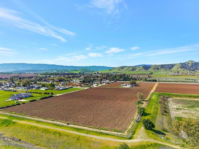11580 Monterey Road, Gilroy CA: https://media.crmls.org/mediaz/1ba82019-8ffb-4082-9f50-ff2fd7f7bc7f.jpg