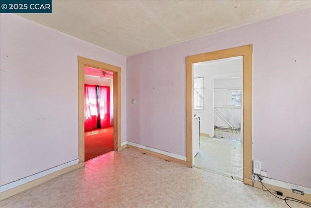 1229 55Th St, Emeryville CA: https://media.crmls.org/mediaz/1ba8e6f6-125e-45f3-80dc-ede13184280c.jpg