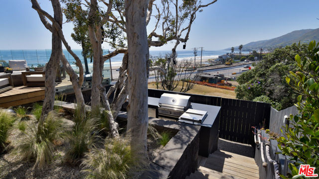 6463 Surfside Way, Malibu CA: https://media.crmls.org/mediaz/1ba90c40-a233-4671-a070-9bdb4df0faae.jpg