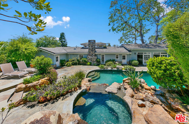 33269 Mulholland Highway, Malibu CA: https://media.crmls.org/mediaz/1ba9aaef-e26e-4961-96c3-11d0dd11b890.jpg