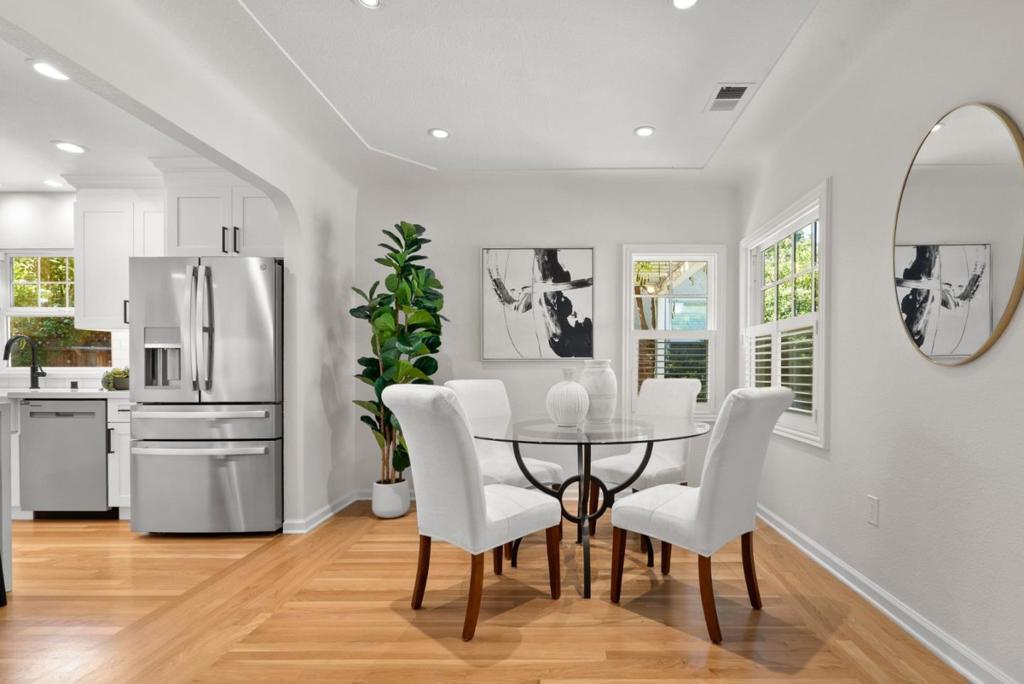 https://media.crmls.org/mediaz/1baadc8e-fac7-4a4a-a76a-ad60f5c329cb.jpg?preset=X-Large
