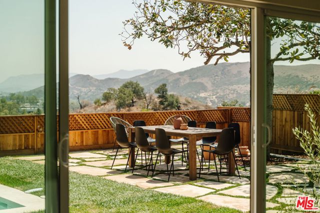 29204 Deep Shadow Drive, Agoura Hills CA: https://media.crmls.org/mediaz/1baaee07-91e2-40f5-a84d-098310c4fb07.jpg