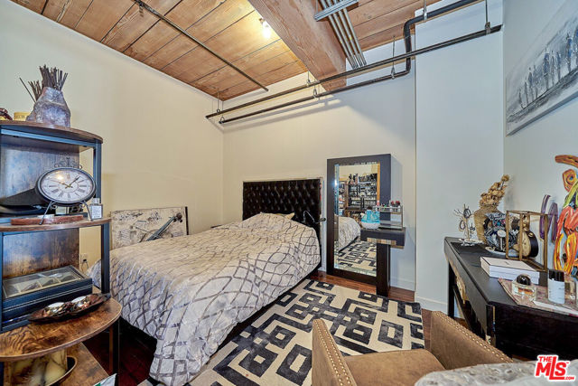 530 S Hewitt Street, Los Angeles CA: https://media.crmls.org/mediaz/1bab80b0-c7e3-4ade-88af-e76e28652c3d.jpg