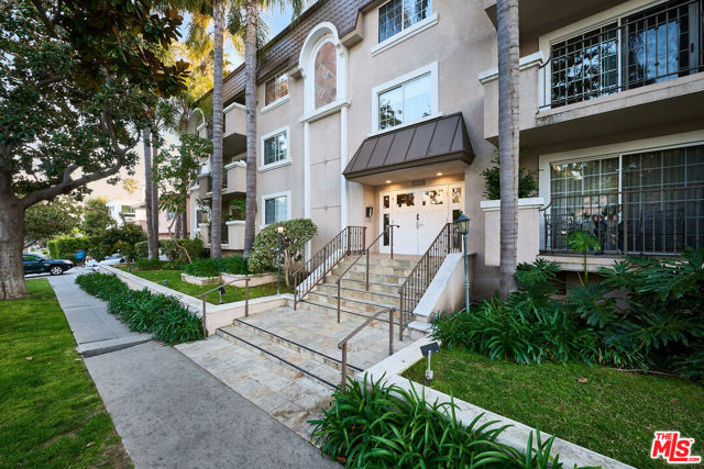 1228 14th Street, Santa Monica CA: https://media.crmls.org/mediaz/1bacaba5-ac65-4620-bc2f-3dc3acdb02d1.jpg
