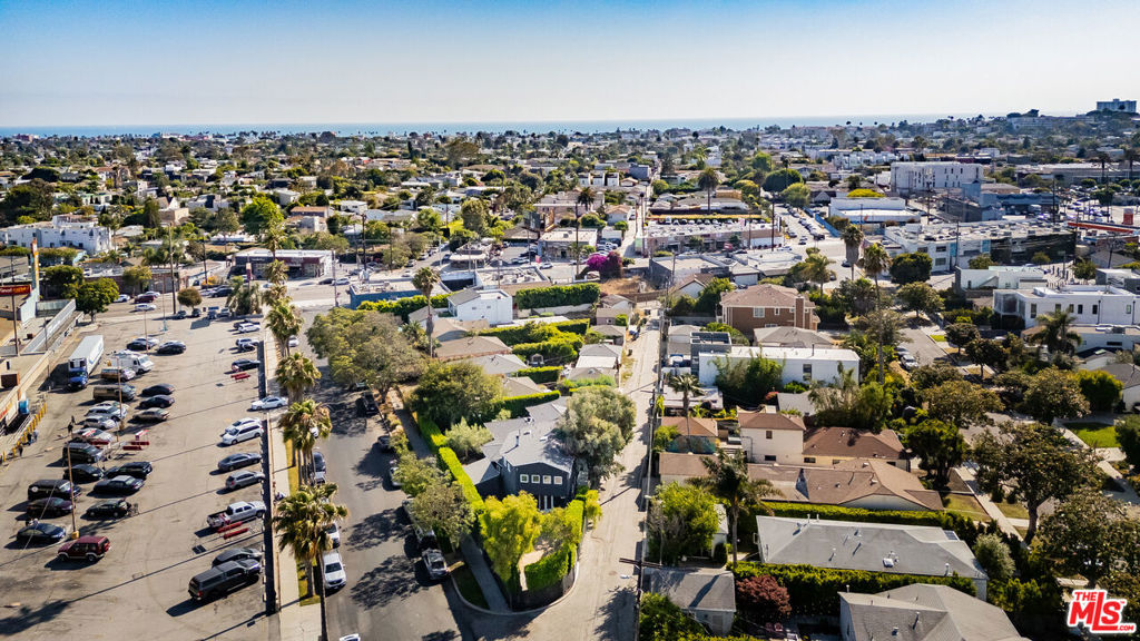 https://media.crmls.org/mediaz/1bae3467-90b0-401e-9ea4-782499cc5226.jpg?preset=X-Large