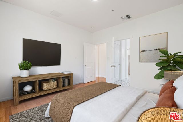 7050 Independence Avenue, Canoga Park CA: https://media.crmls.org/mediaz/1bae711a-5ac6-4119-96df-7069b3b7e07e.jpg