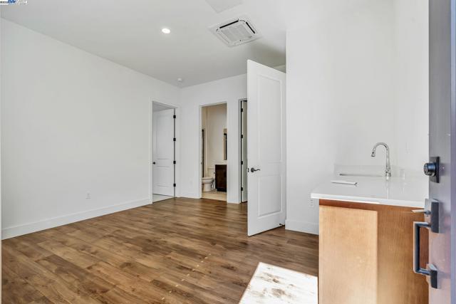665 River Bend Dr, Lathrop CA: https://media.crmls.org/mediaz/1bb0ded1-64ac-486c-bc6f-ca96f03097ef.jpg